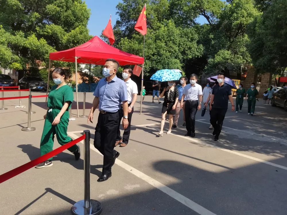 2025澳门原料网站领导赴经开区核酸采样点慰问采样队员