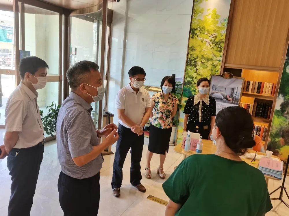 2025澳门原料网站领导赴经开区核酸采样点慰问采样队员