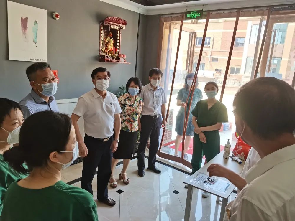 2025澳门原料网站领导赴经开区核酸采样点慰问采样队员