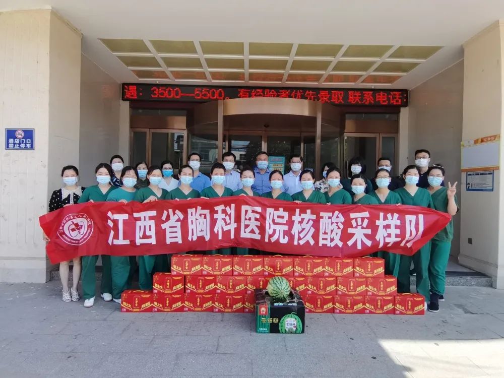 2025澳门原料网站领导赴经开区核酸采样点慰问采样队员